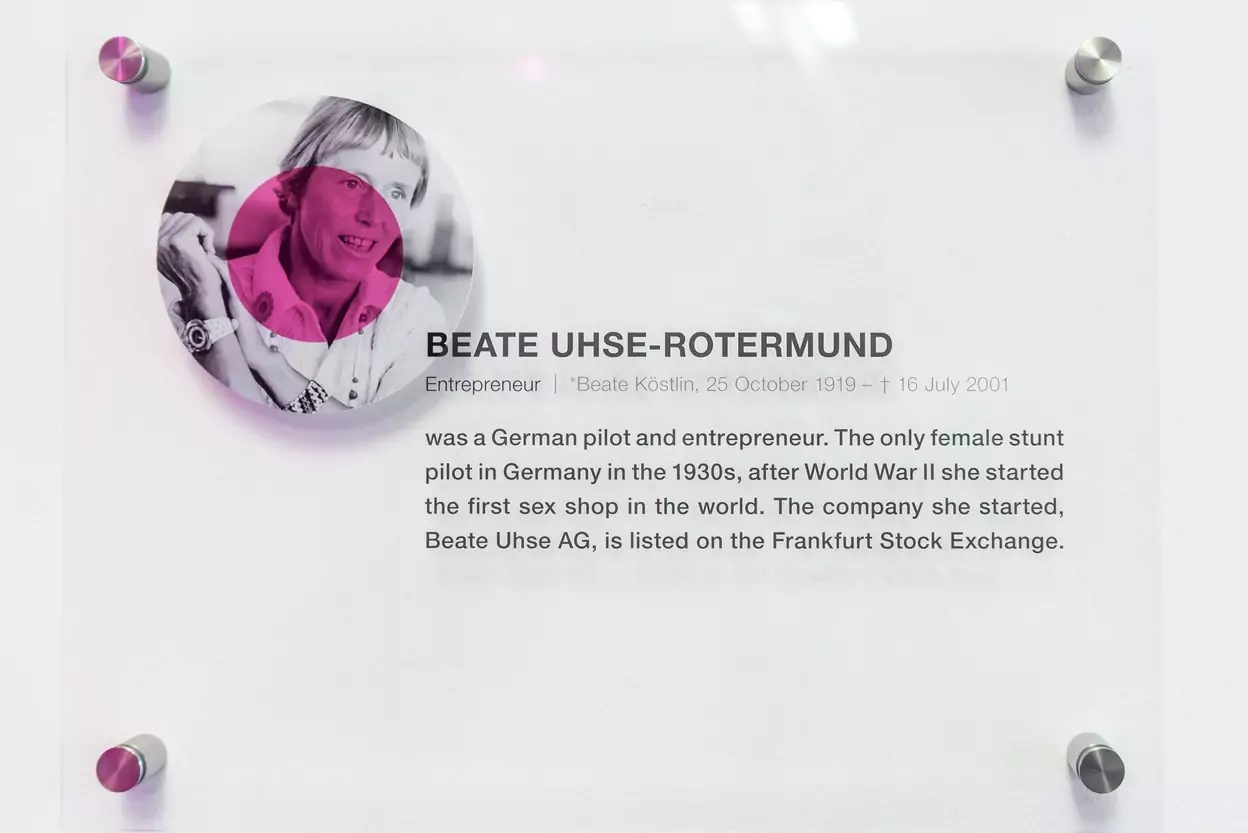 Beate Uhse Besprechungsraum Schild