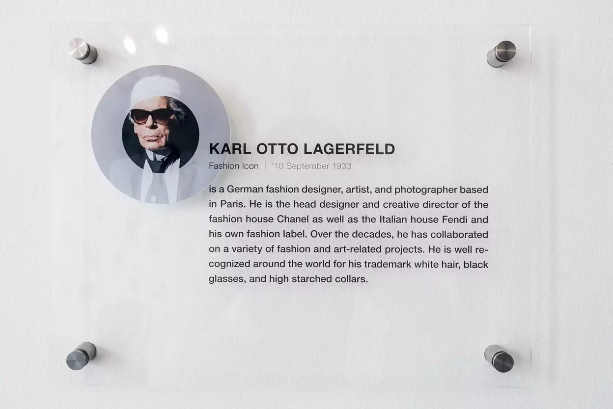 Karl Lagerfeld Kommunikationsraum Schild