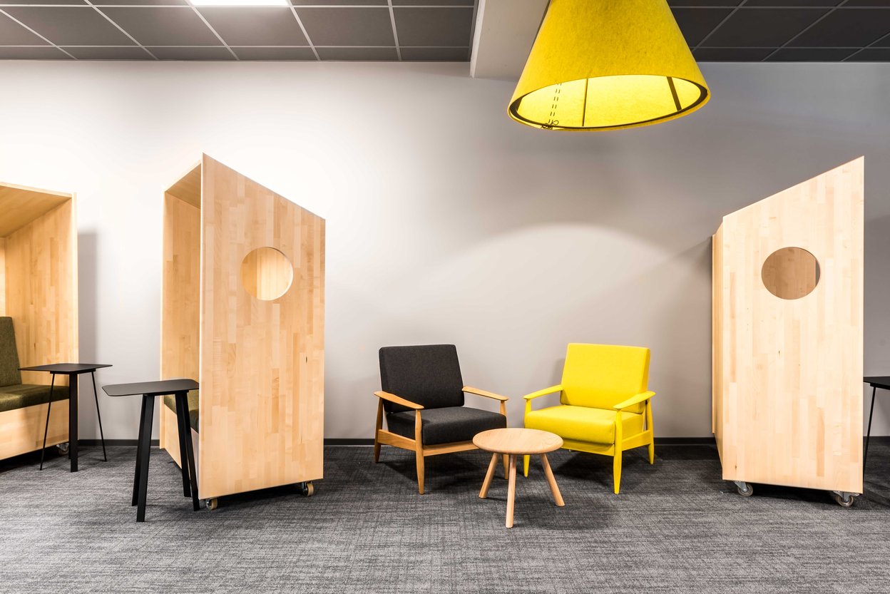Comdirect Work-Cafe Zone zum Sitzen mit Lounge-Sesseln im Corporate Design
