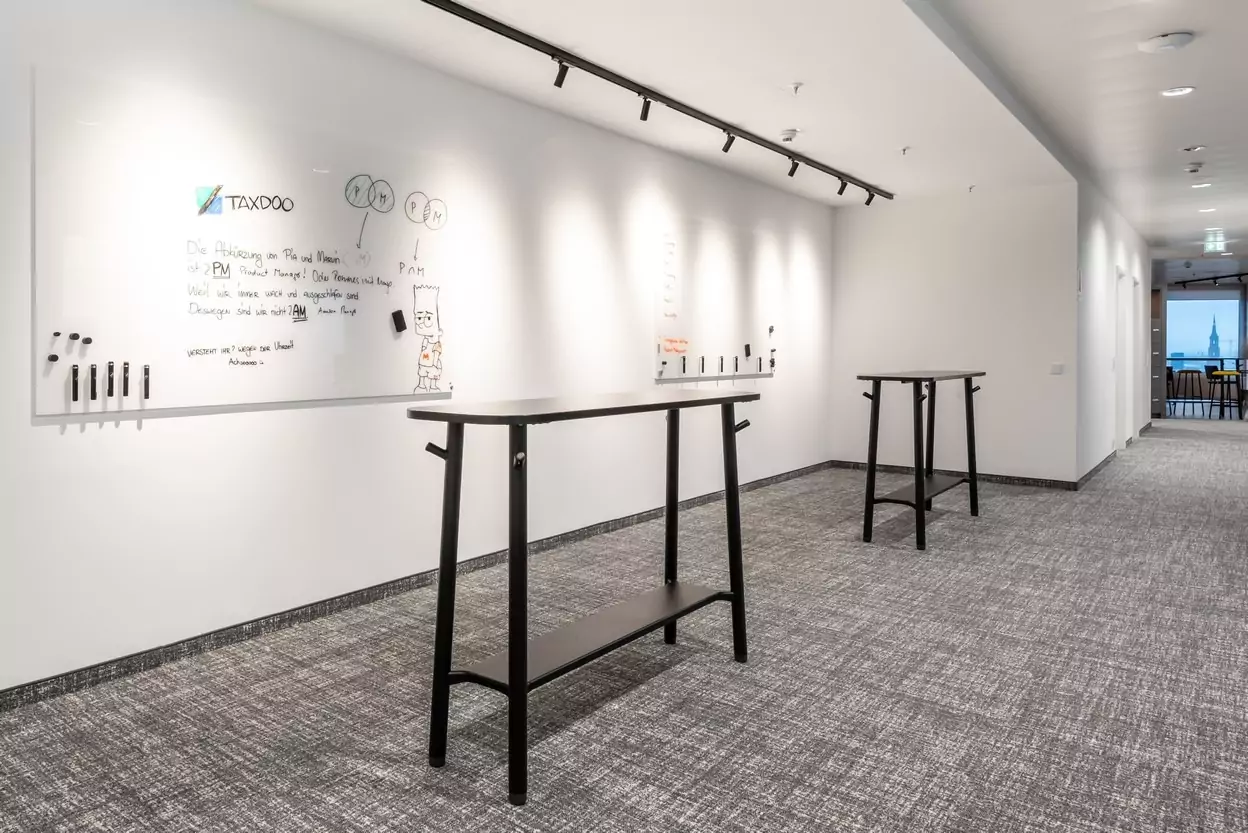 Kreativ-Ecke mit Whiteboards und Hochtischen