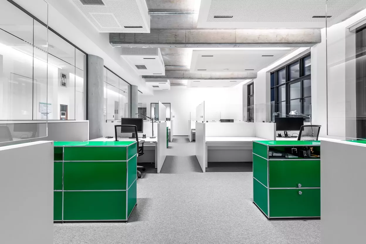 Arbeitsplatz Bereich mit USM Regal und Vario Conclusion Tischen