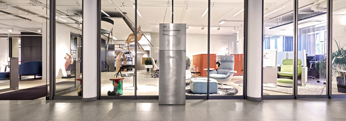 Bild eines Showrooms für Büromöbel von außen. Innen stehen Möbel.
