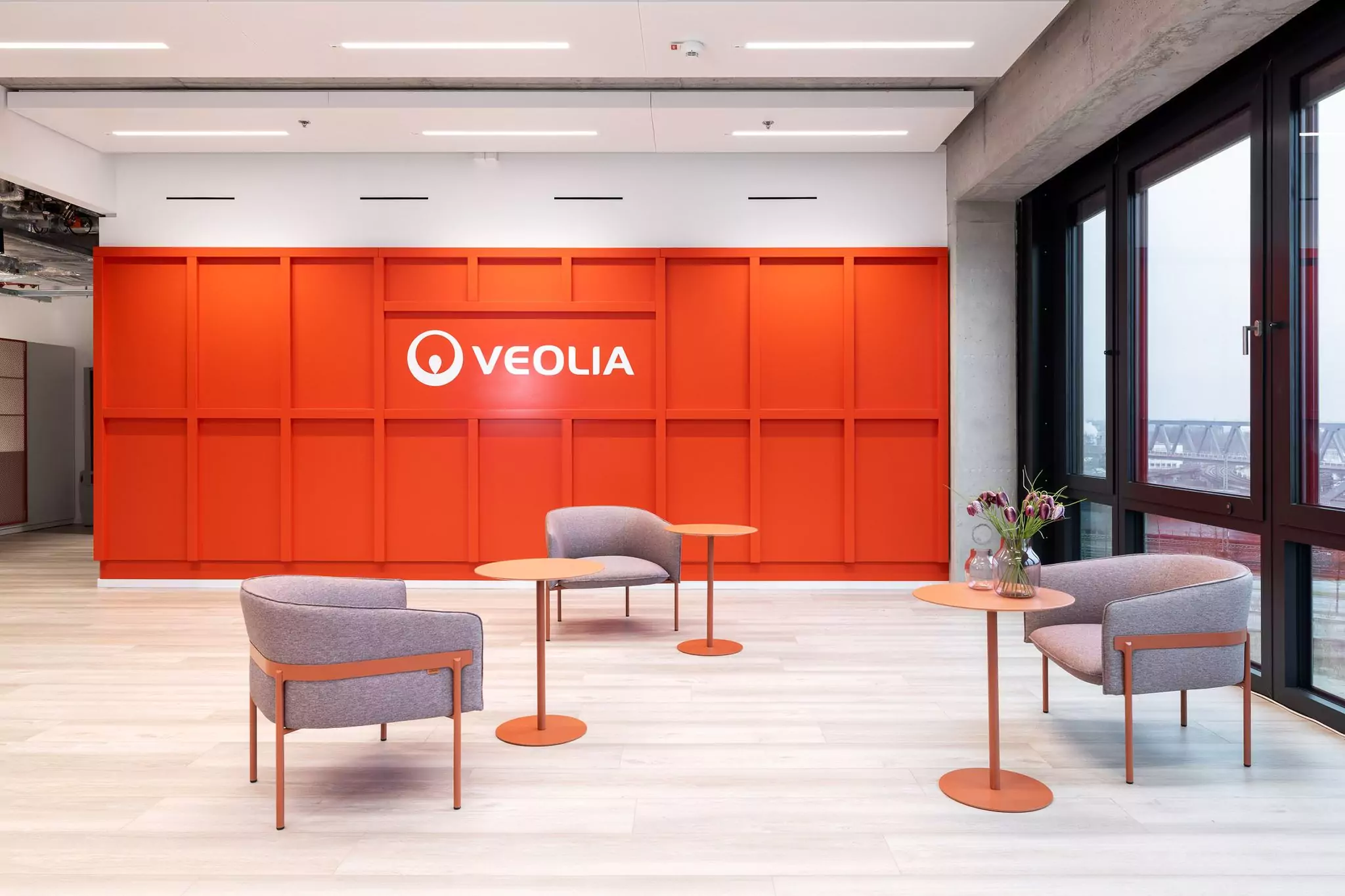 Wandverkleidung in Containeroptik in Rot mit weißem Veolia Schriftzug